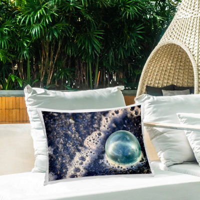Coussin d'extérieur imprimé plage en mousse et bulles par Savanah Plank