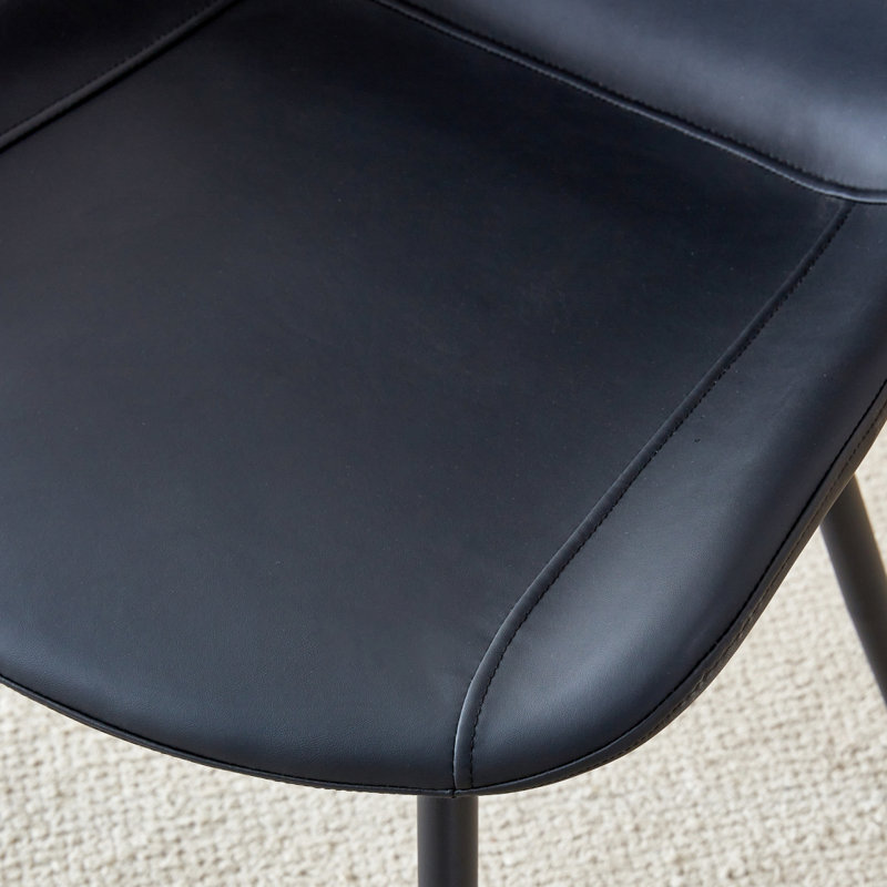Ensemble de table et de chaises. Plateforme de levage multifonctionnelle moderne, plateau en panneau de fibres à densité moyenne avec autocollant grain de bois de noyer, pieds en métal noir, jumelé à 4 chaises en polyuréthane artificiel noir avec coussins arrondis.