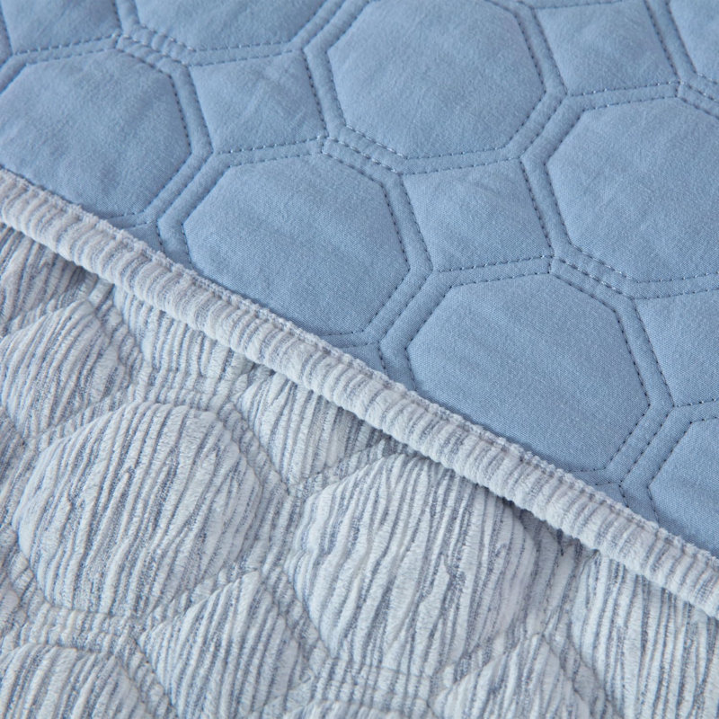 Lightweight Soft Octagon Stitched Jacquard Velvet Quilt Set , Queen Quilt + 2 Standard Shams, Blue