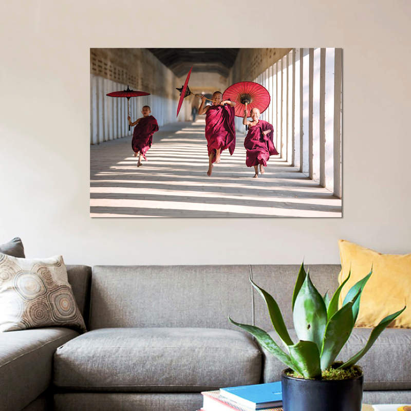 « three monks running, birmanie » par matteo colombo, impression sur toile, H 18 po x l 26 po x P 1,5 po, Pas de tapis