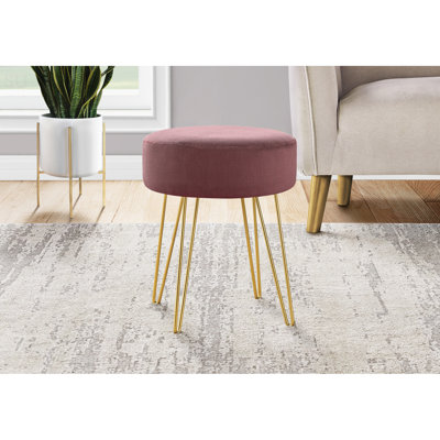 Repose-pieds rond et contemporain avec tissu en peluche rose et pieds en métal doré, utilisation polyvalente comme siège ou repose-pieds supplémentaire