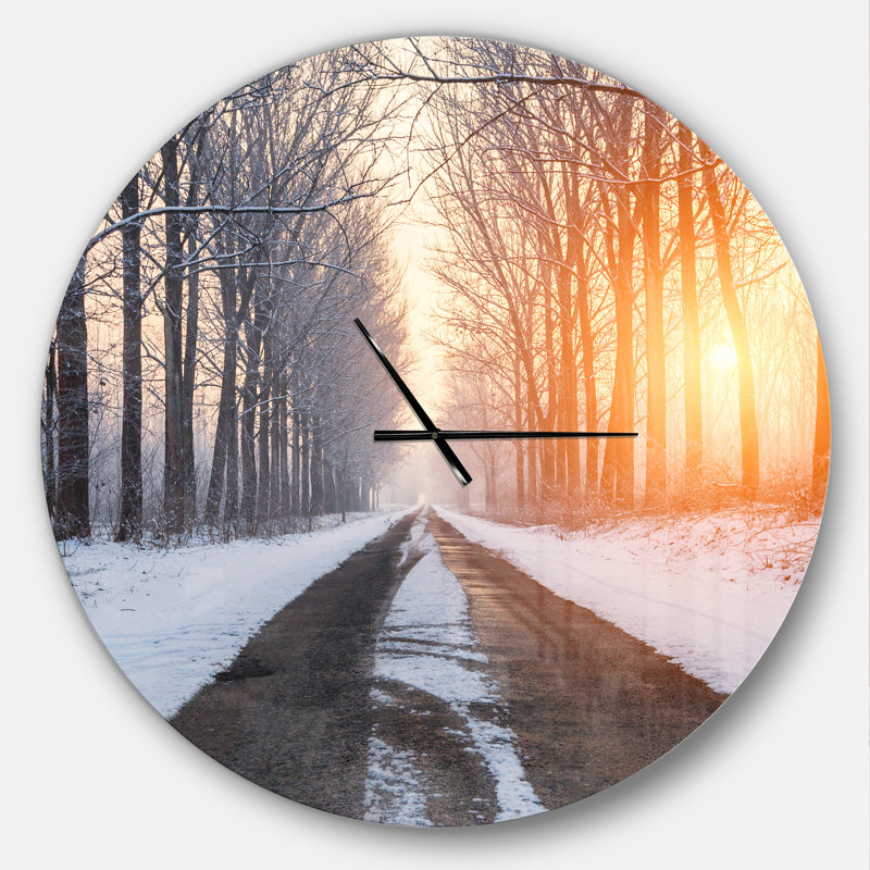 Horloge murale Swigart Farmhouse Designart Bright Sun Break in Winter Forest, Surdimensionné