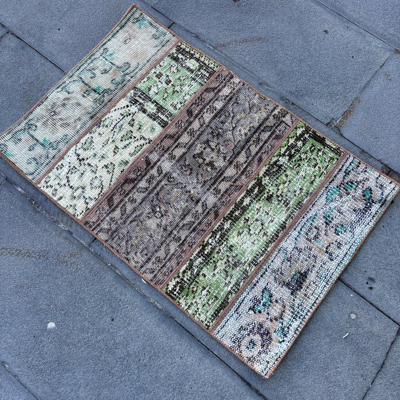 Tapis traditionnel d'inspiration turque avec de riches teintes pour une esthétique luxueuse
