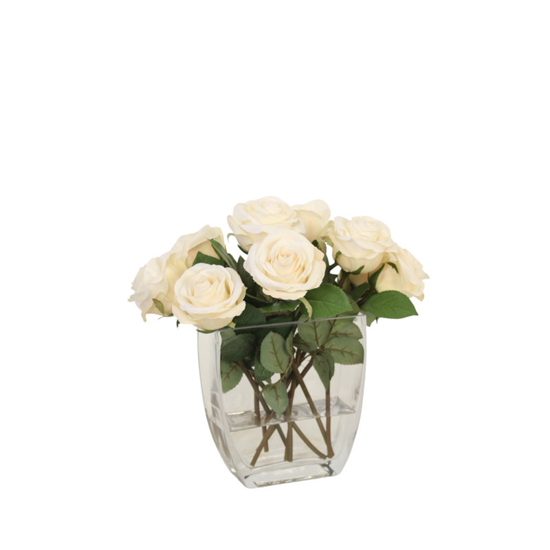 Rose ivoire dans un vase effilé en verre