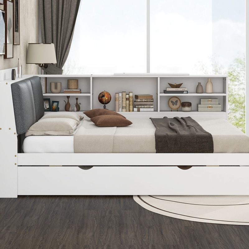 Lit plateforme en bois blanc avec lit gigogne, tête de lit et étagères - ajout élégant dans les étagères de la tête de lit, utilisation plus efficace