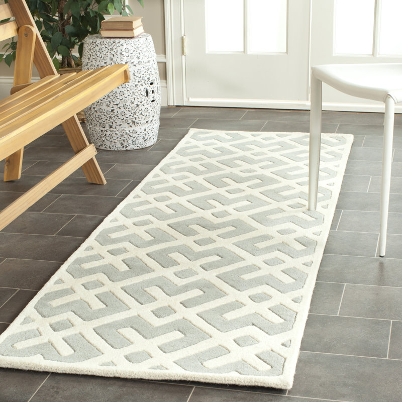 Tapis gris / ivoire en laine touffeté à la main à motif géométrique Sanyiah, Tapis de couloir 2 pi 3 po x 9 pi