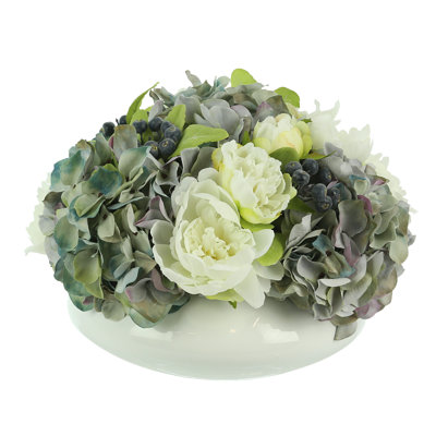 Arrangement floral d'hortensias, de pivoines et de bleuets en pot