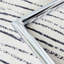 Table de salle à manger en verre transparent avec 38,6 po de diamètre et pieds en métal argenté, paire de 4 chaises en polyuréthane noir - grille de protection antidérapante ronde-415928430