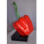 Un poivron rouge géant monté sur une base: 10 po x 12 po x H 19 po