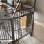 Grande cage pour animaux de compagnie avec support de rangement, tiroirs avec bacs à nourriture et à eau en acier inoxydable, support de rangement à double couche en cadre de fer et matériau en bois aggloméré, robuste, exquis et pratique