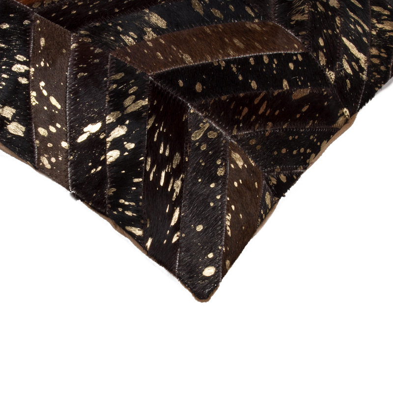 Ensemble de deux coussins décoratifs en cuir de vache 18 po, Chocolat / or