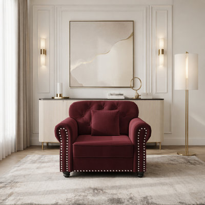 Canapé rembourré en velours avec garniture cloutée et accoudoirs roulés