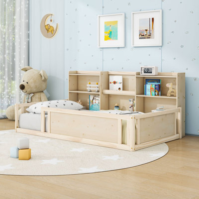 Lit plateforme en bois avec barrière de sécurité et tablettes latérales