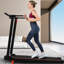 Tapis de course pliable avec inclinaison de 8 %, moteur de 3 CV, capacité de 120 kg, 4 pieds de support réglables, confort de course optimal, console multifonctionnelle pour l'entraînement cardio.