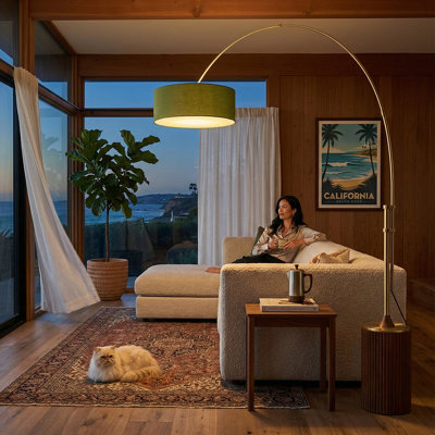 Lampe à arc 1 lumière H 92 po Tambo, abat-jour en lin avocat, base noyer foncé, laiton vieilli, à intensité variable, pour le salon ou la chambre à coucher
