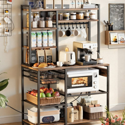Étagère de boulanger de cuisine autoportante de 5 pi avec bande de prise de courant intégrée, tablette de rangement en forme de X pour bar à café avec 10 crochets pour vaisselle et bouteilles d'épices