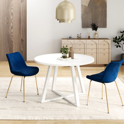 Table de salle à manger moderne à 3 tables rondes avec 2 chaises à dossier en lattes et tréteaux luxueux en rouge