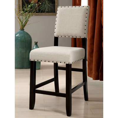 Chaises à hauteur de comptoir beiges et noires antiques avec une construction élégante en finition haute