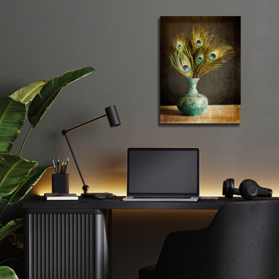 Bungalow Rose «Peacock Feathers in Blue Vase» par Tom Quartermaine, art mural en verre acrylique, 16 po x 24 po