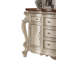 Charmante commode antique avec beaucoup de rangement et un design élégant