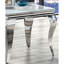 Table de bout transitionnelle carrée en blanc et argent avec plateau en verre biseauté et pieds en acier inoxydable classique