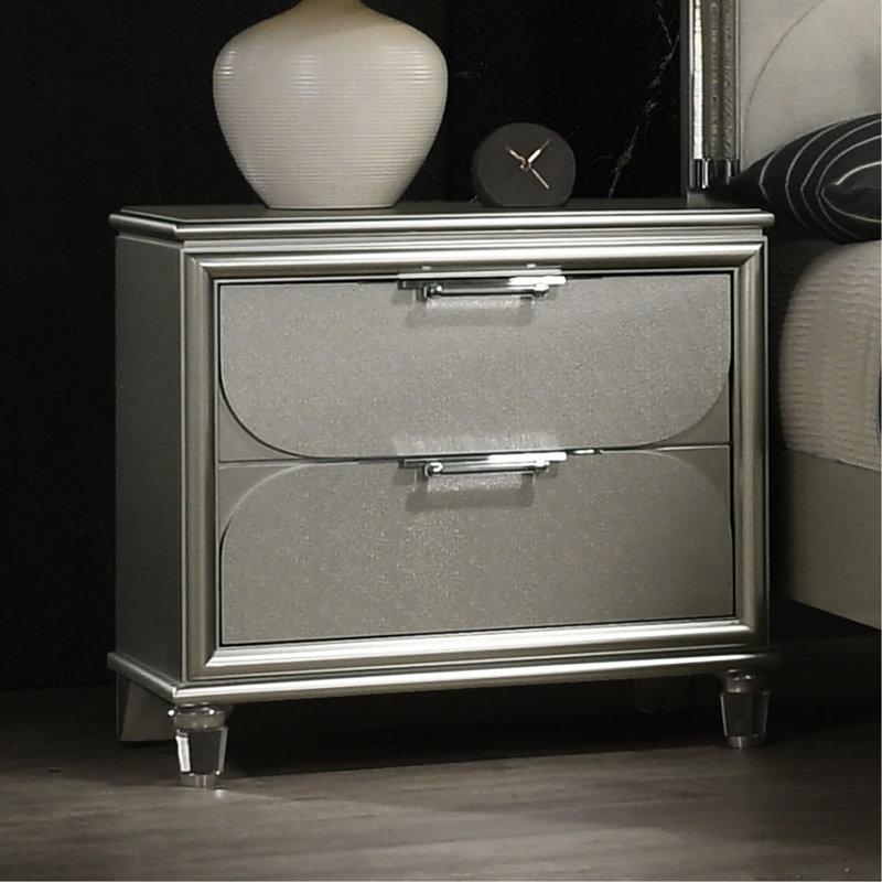 Armoire de chevet argentée avec dessus doublé de feutre, poignées en acrylique et glissière latérale en métal contemporaine, 2 tiroirs, table de chevet, couleur, panneaux, pieds arrières