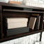 Brun industriel pour les salles de pause de bureau, porte de style barrister contenant des livres et des magazines, 2 tablettes horizontales réglables, cadre en métal thermolaqué, panneau arrière fermé, réglages en bois d'ingénierie,