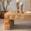 Table basse rectangulaire avec sculptures en relief géométriques 3D