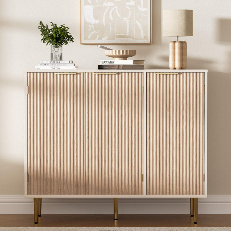 Buffet cannelé avec 3 portes, armoire d'appoint moderne avec tablettes réglables, rangement de cuisine avec poignées dorées, bar à café pour la cuisine, salle à manger