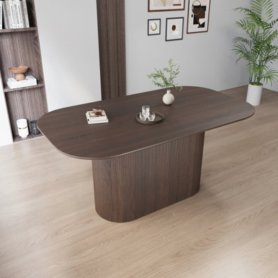 Table de salle à manger brune de 63 pouces, design tendance et moderne, 4 à 8 personnes, bord régulier, teinte industrielle