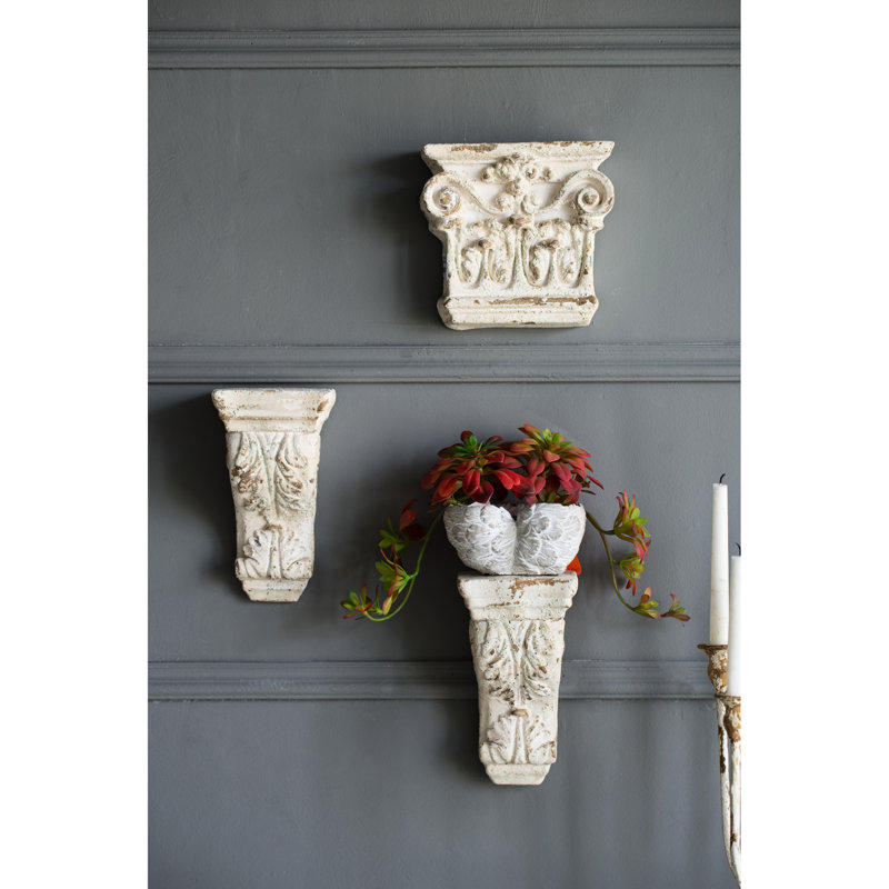 Tablette murale antique crème, motif à volutes, mobilier traditionnel, souvenirs, pièces, présentoir et photos