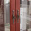 Élégante armoire vitrée à 2 portes avec portes en verre trempé, panneau arrière en miroir et tablettes réglables - Vitrine lumineuse pour la maison et le bureau (ampoule incluse) - Finition cerisier