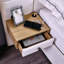Très grand lit plateforme tapissier hydraulique en velours avec 2 tablettes, 2 lampes de lecture et port USB, beige
