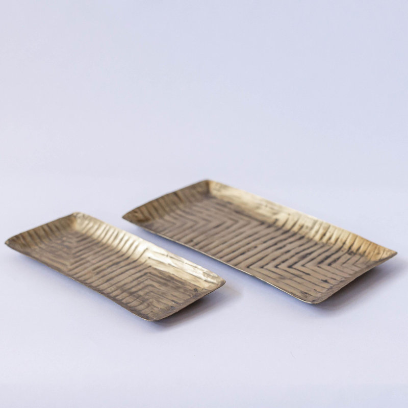 Ensemble de 2 plateaux décoratifs de couleur or antique avec un design linéaire