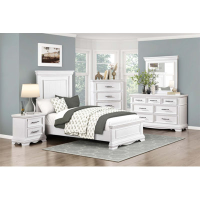 Élégante base de lit simple à panneau blanc avec un design classique de style traîneau pour un charme de chambre intemporel