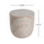 Table d'appoint légère en forme de tonneau en béton pour une utilisation intérieure et extérieure avec une finition en travertin naturel et une conception multifonctionnelle.