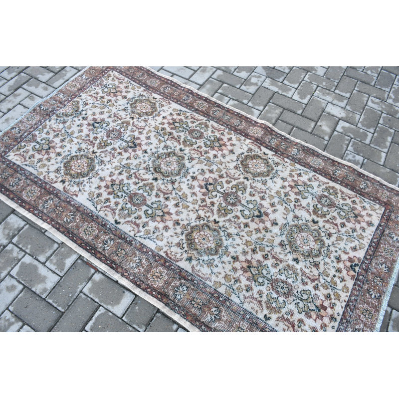 Tapis turc vintage en laine tissé à la main avec un motif floral classique, idéal pour tous les espaces de votre maison