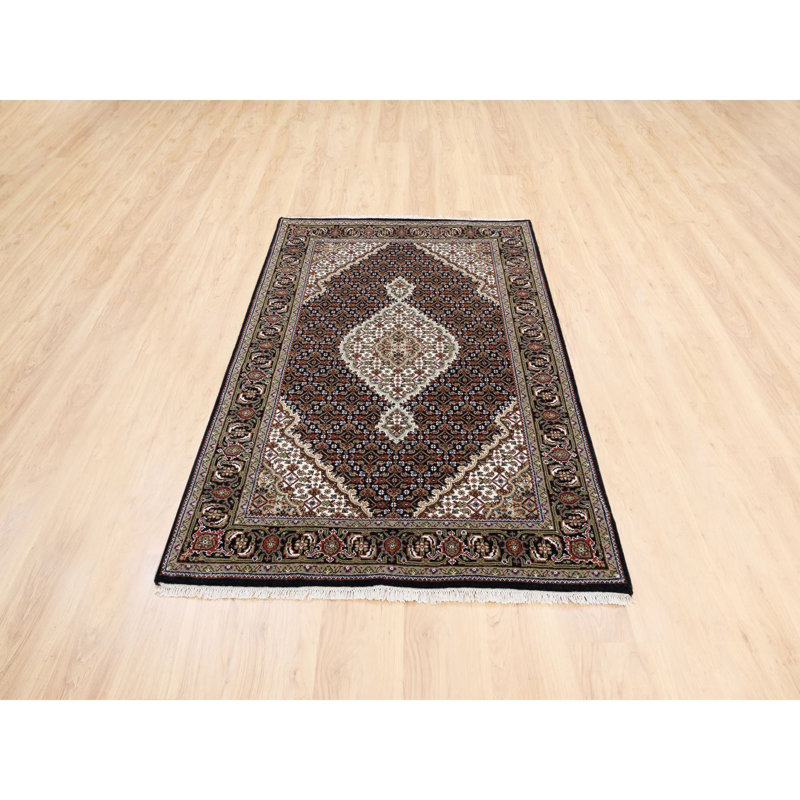 Tapis noué à la main en laine et soie de 175 KPSI Tebraz Mahi 4 pi x 6 pi 3 po noir riche 7BF4A349CC2042F3BF863C00C193C5A2