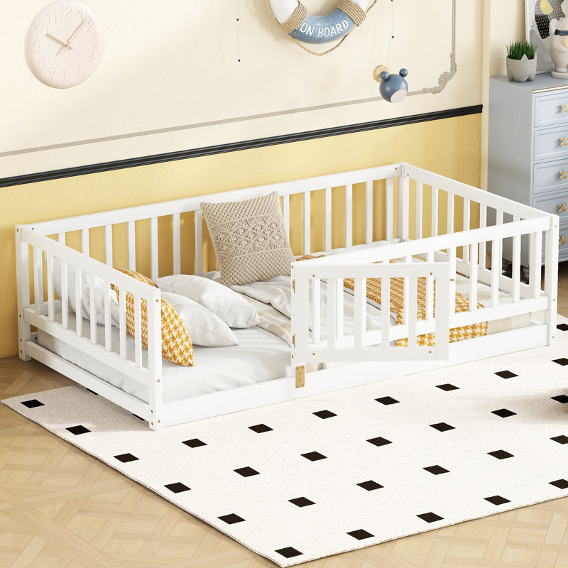 Lit simple - plancher en bois blanc avec clôture pour