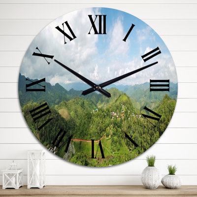 Un petit village dans la jungle - horloge murale