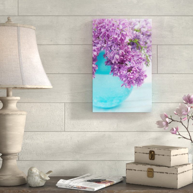 «Lilacs in Blue Vase IV», reproduction d'impression sur toile tendue, H 19 po x l 12 po