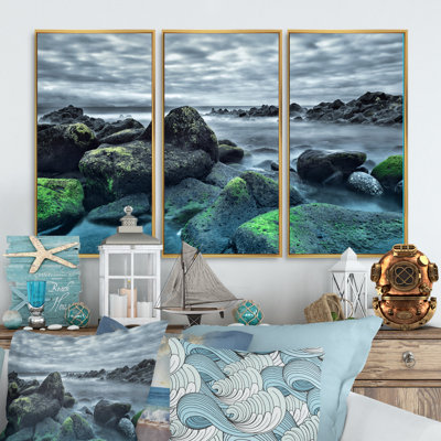 Vagues de mer impactant un rocher sur la plage - ensemble d'art mural sur toile encadré nautique et côtier