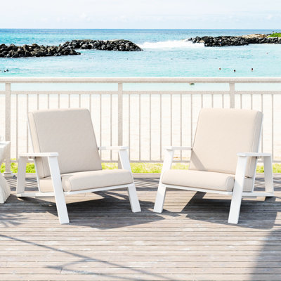 Fauteuil club extérieur deux places, structure blanche et coussins beiges, idéal pour se détendre sur une terrasse. Coussins et bois, design traditionnel et fonctionnalité contemporaine.