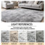 Tapis gris clair à poils longs-392077875