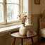 Table d'appoint ronde avec bord incurvé et conception à 3 pieds - Table d'appoint en métal robuste pour le salon, la chambre à coucher, le balcon, l'intérieur et l'extérieur