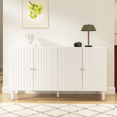 Élégant buffet à quatre portes avec portes à motif ondulé, pieds cylindriques et poignées en métal élégantes