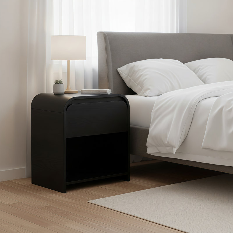 Table de chevet noir brillant avec port USB intégré.