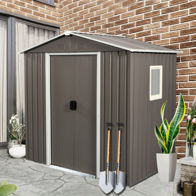 Remise de rangement extérieure en métal gris de 6 pi x 5 pi - Fabrication en fer galvanisé pour la longévité, ventilation des évents perforés, porte coulissante et cadenas, assemblage facile, remise en panneaux d'acier, stabilité de la structure,