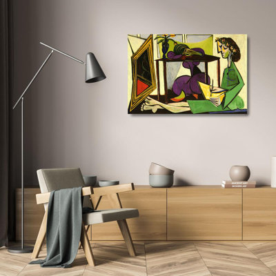 Intérieur avec une fille qui dessine