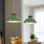 Luminaire suspendu dôme vert avec tige dorée et accent de bois naturel, cordon réglable, îlot de cuisine moderne pour salle à manger, entrée, chambre à coucher
